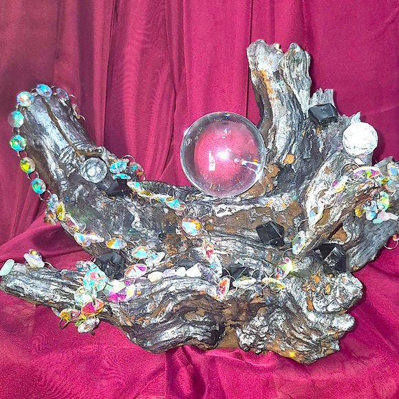 Driftwood and resin metallic painted with crystals, beads and succulents - Picture 12 of 15